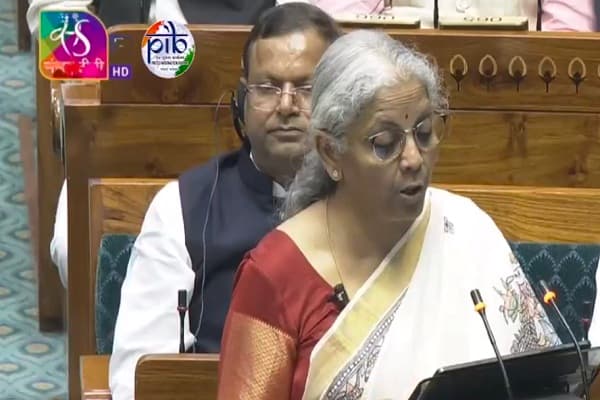 देश की संसद में बजट पेश करते हुए भारत की वित्त मंत्री निर्मला सीतारमण। 
