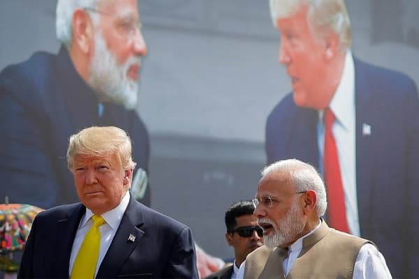 अमेरिकी राष्ट्रपति डोनल्ड ट्रम्प और भारत के प्रधानमंत्री नरेंद्र मोदी 24 फरवरी, 2020 को भारत के अहमदाबाद शहर में एक स्वागत समारोह के दौरान। 