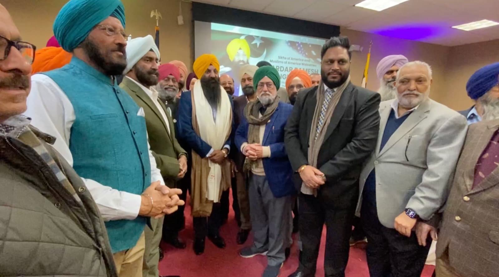 ਰਮੇਸ਼ ਸਿੰਘ ਅਰੋੜਾ ਨੂੰ ਸਨਮਾਨਿਤ ਕਰਦੇ ਹੋਏ ਅਮਰੀਕਾ ਦੇ ਸਿੱਖ ਆਗੂ ਤੇ ਪ੍ਰਮੁੱਖ ਸਖ਼ਸ਼ੀਅਤਾਂ 
