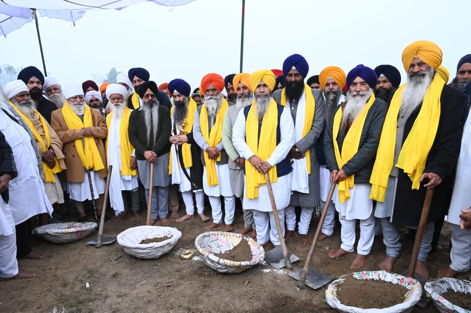 ਗੁਰਦਾਸ ਨੰਗਲ ਵਿਖੇ ਬਾਬਾ ਬੰਦਾ ਸਿੰਘ ਬਹਾਦਰ ਦੇ ਅਦੁੱਤੀ ਇਤਿਹਾਸ ਨੂੰ ਦਰਸਾਉਂਦੀ ਗੜ੍ਹੀ ਦੇ ਨਿਰਮਾਣ ਲਈ ਧਾਰਮਿਕ ਸ਼ਖ਼ਸੀਅਤਾਂ ਨੇ ਟੱਕ ਲਗਾ ਕੇ ਕਾਰ ਸੇਵਾ ਦੀ ਆਰੰਭਤਾ ਕਰਵਾਈ