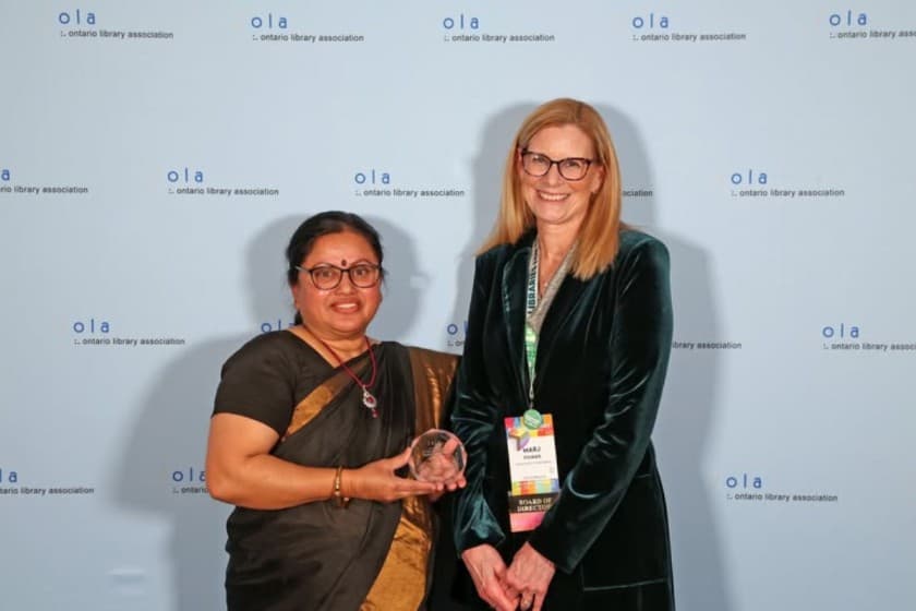 Karthi Rajamani with the Public Librarian of the Year award