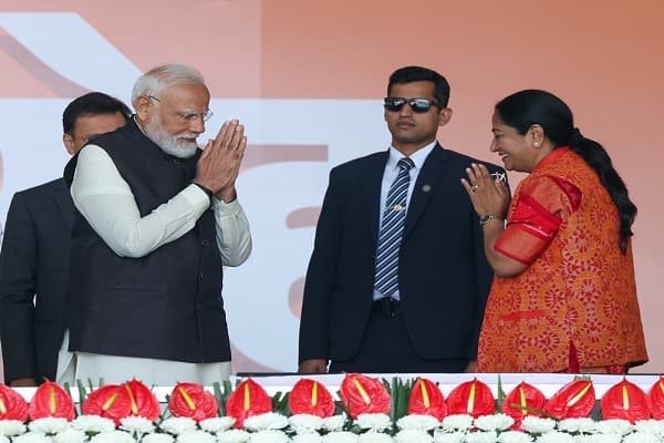 प्रधानमंत्री मोदी और दिल्ली की मुख्यमंत्री रेखा गुप्ता। 