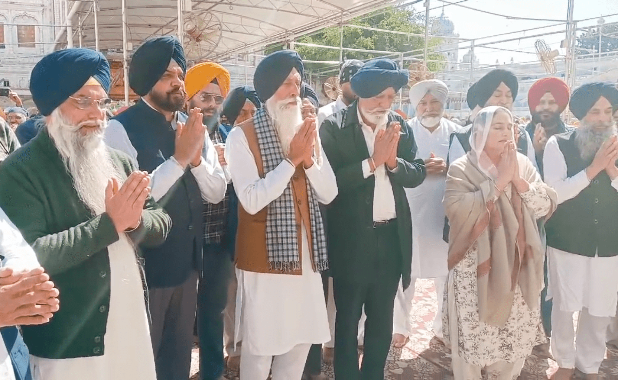 ਅਕਾਲ ਤਖ਼ਤ ਸਾਹਿਬ ਦੇ ਸਨਮੁਖ ਅਰਦਾਸ ਕਰਦੇ ਹੋਏ ਸ਼੍ਰੋਮਣੀ ਅਕਾਲੀ ਦਲ ਭਰਤੀ ਕਮੇਟੀ ਦੇ ਪੰਜ ਮੈਂਬਰ