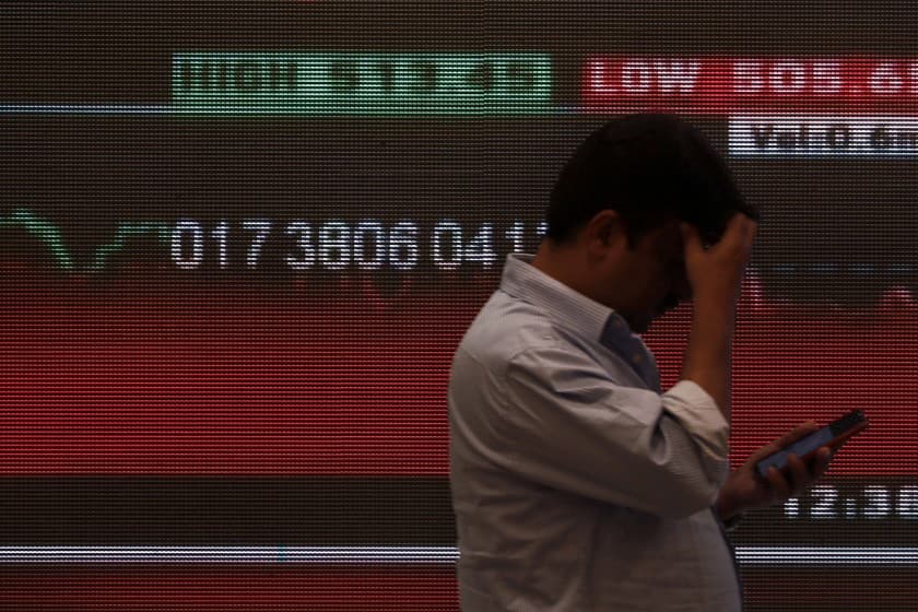  A man stands in front of a screen displaying news of markets update inside the Bombay Stock Exchange (BSE) building in Mumbai, India, January, 3, 2020. REUTERS/Francis Mascarenhas/File Photo