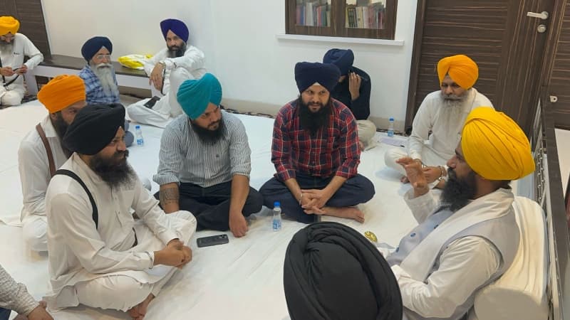 ਜਥੇਦਾਰ ਕੁਲਦੀਪ ਸਿੰਘ ਗੜਗੱਜ ਨਾਲ ਗੱਲਬਾਤ ਕਰਦਾ ਹੋਇਆ ਗ੍ਰੰਥੀ ਹਰਪ੍ਰੀਤ ਸਿੰਘ
