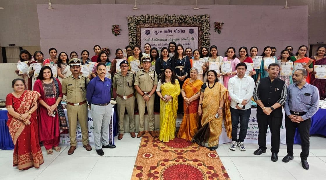 સુરત પોલીસ કમિશનરના ધર્મપત્ની સંધ્યાબેન ગહલૌતના માર્ગદર્શન હેઠળ જરી-જરદોશીની એક મહિનાની તાલીમનું આયોજન કરવામાં આવ્યું હતું.
