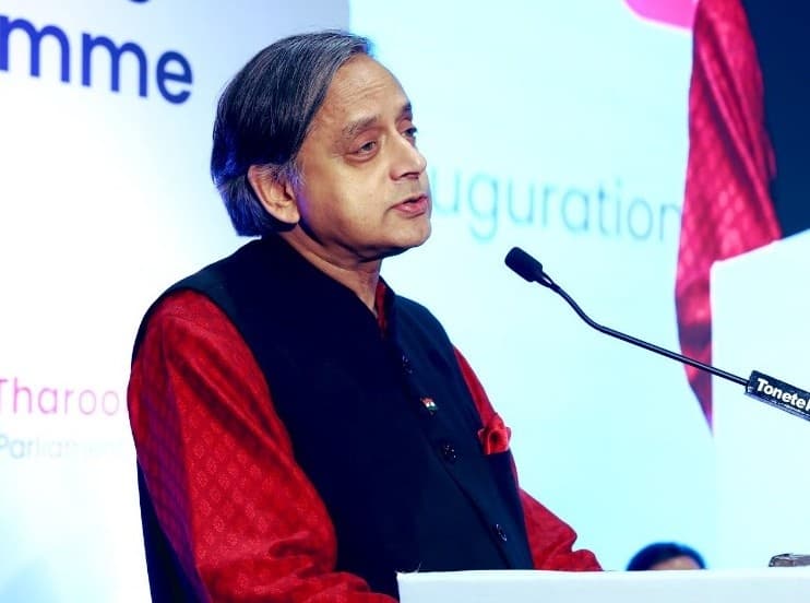 इस संसदीय समिति के अध्यक्ष कांग्रेस पार्टी के सांसद शशि थरूर हैं।  