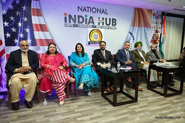  आयोजन के दौरान मंच पर विराजमान अतिथिगण। 