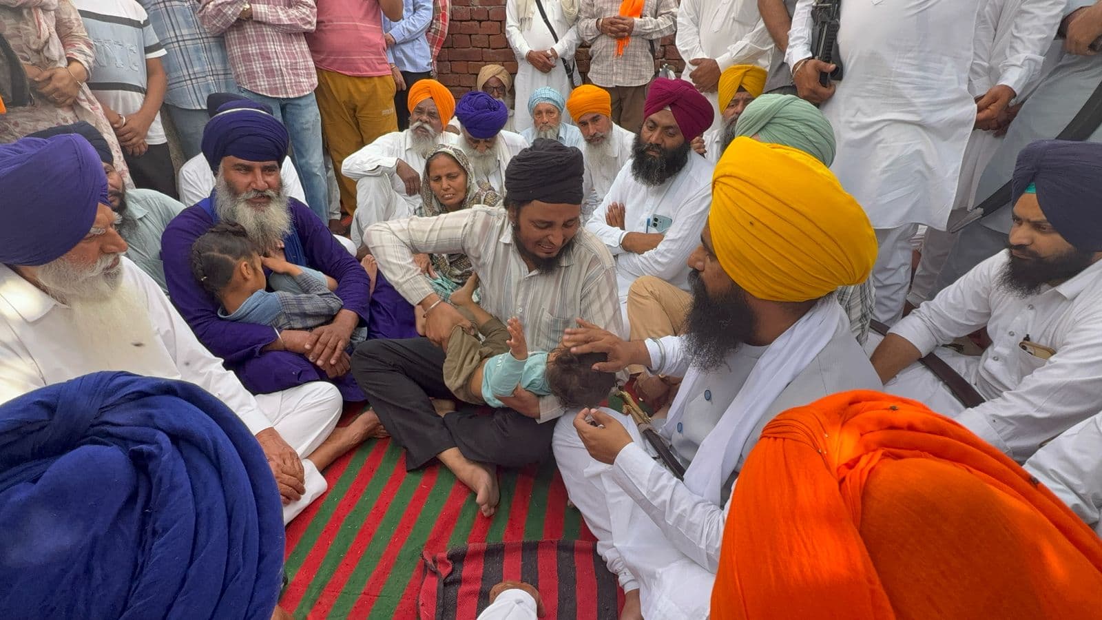 ਪੀੜਤ ਪਰਿਵਾਰ ਨਾਲ ਦੁੱਖ ਸਾਂਝਾ ਕਰਦੇ ਹੋਏ ਜਥੇਦਾਰ ਅਕਾਲ ਤਖ਼ਤ ਗਿਆਨੀ ਗੜਗੱਜ 