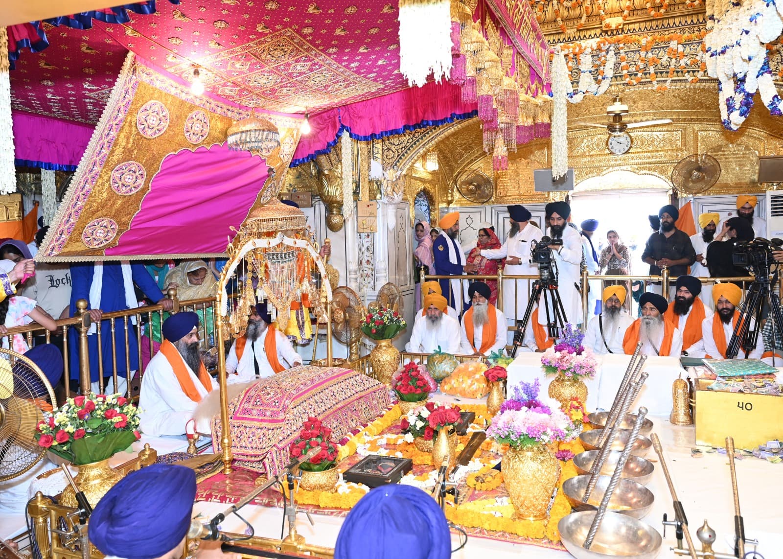 ਪ੍ਰਕਾਸ਼ ਪੁਰਬ ਦੇ ਸਬੰਧ ਵਿਚ ਸ੍ਰੀ ਹਰਿਮੰਦਰ ਸਾਹਿਬ ਵਿਖੇ ਸਜਾਏ ਗਏ ਸੁੰਦਰ ਜਲੌਅ