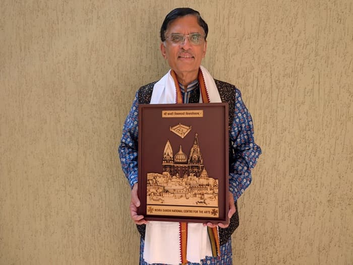 Suhas Joshi honored with a memento at the Indira Gandhi National Center for Art.