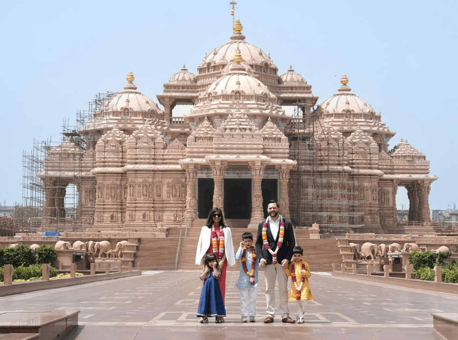 परिवार के साथ अक्षरधाम मंदिर में जेडी वेंस
