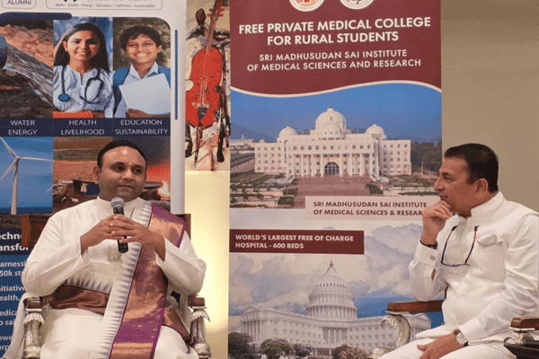 Madhusudan Swami and Sunil Gavaskar addressing WHEELS GLOBAL FOUNDATION 's fund raising event