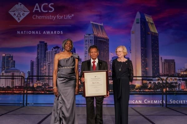 Bipin V. Vora receiving the award
