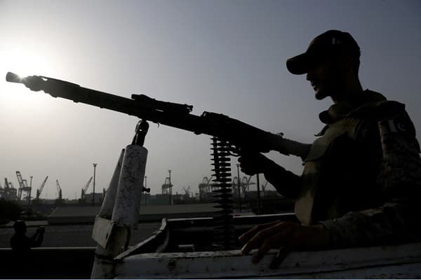 9 मई, 2025 को कराची बंदरगाह, पाकिस्तान के मीडिया दौरे के दौरान एक वाहन के ऊपर बंदूक ताने हुए एक अर्धसैनिक बल का जवान।