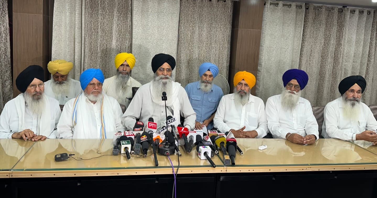ਪ੍ਰੈੱਸ ਕਾਨਫ਼ਰੰਸ ਦੌਰਾਨ ਪੱਤਰਕਾਰਾਂ ਨਾਲ ਗੱਲਬਾਤ ਕਰਦੇ ਹੋਏ ਐਡਵੋਕੇਟ ਹਰਜਿੰਦਰ ਸਿੰਘ ਧਾਮੀ ਅਤੇ ਸ਼੍ਰੋਮਣੀ ਕਮੇਟੀ ਮੈਂਬਰ