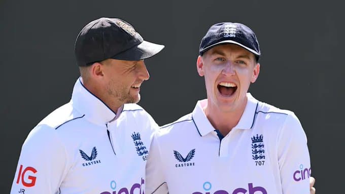 England's Harry Brook (R)