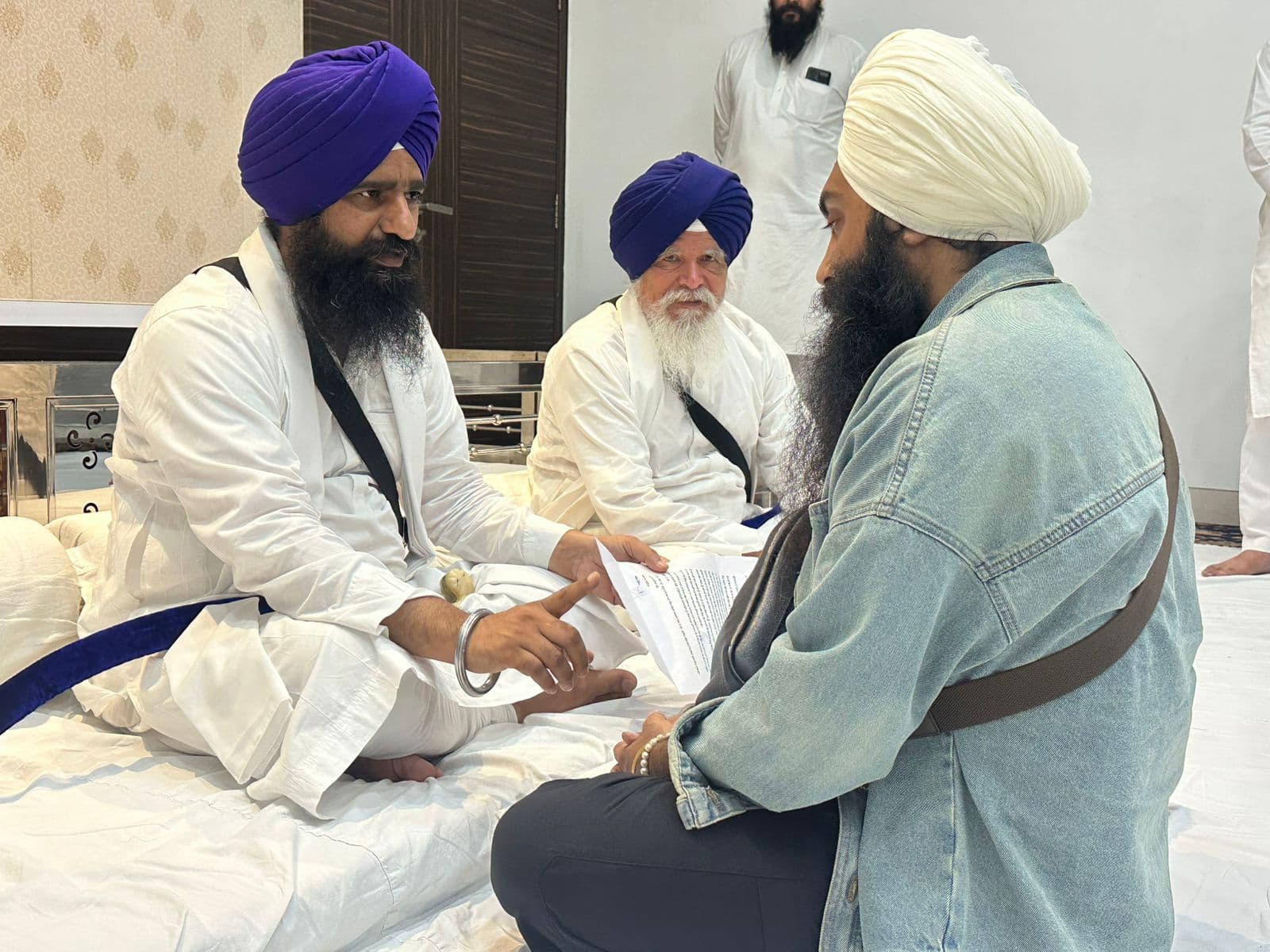 ਮਾਫੀਨਾਮਾ ਦਿੰਦੇ ਹੋਏ ਗਾਇਕ ਬੀਰ ਸਿੰਘ 