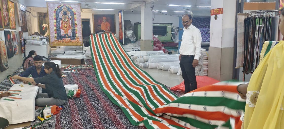 સુરતની એક કંપની દ્વારા કરાઈ રહયું છે ત્રિરંગાનું ઉત્પાદન
