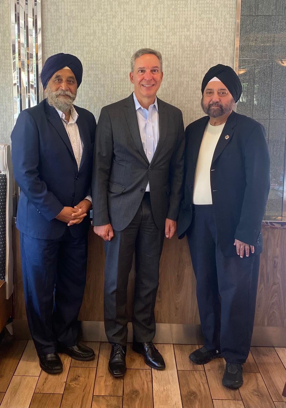 APS ਦੇ ਪ੍ਰਧਾਨ ਅਤੇ ਸੀਨੀਅਰ ਮੀਤ ਪ੍ਰਧਾਨ ਦੇ ਨਾਲ ਨਿਊਯਾਰਕ ਸਟੇਟ ਸੈਨੇਟਰ ਜੈਕ ਮਾਰਟਿਨਸ