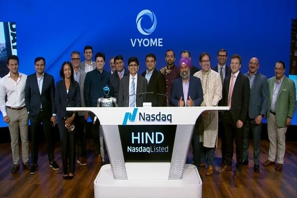 विलय के बाद NASDAQ पर HIND के रूप में उद्घाटन की घंटी बजाते हुए व्योम होल्डिंग्स की टीम जश्न मना रही है।