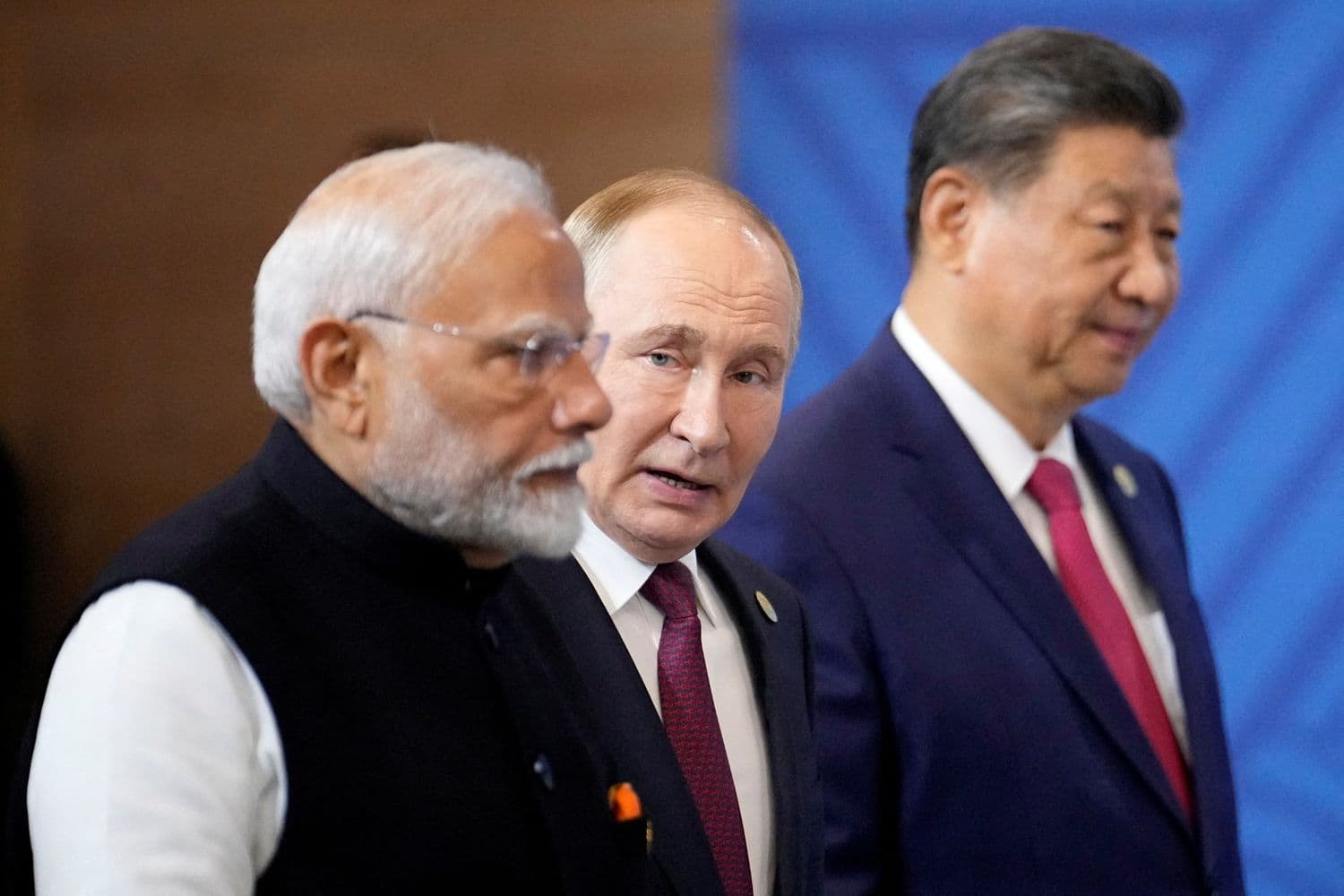 पीएम मोदी और साथ में व्लादिमीर पुतिन और शी जिनपिंग