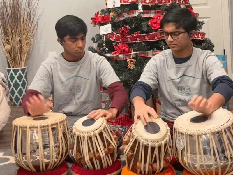 ਤਬਲਾ ਵਜਾਉਂਦੇ ਹੋਏ ਦੋ ਭਰਾਵਾਂ ਦੀ ਤਸਵੀਰ 