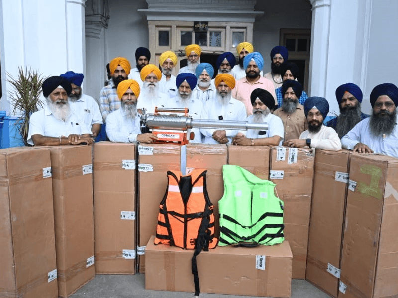 ਹੜ੍ਹ ਪ੍ਰਭਾਵਿਤ ਇਲਾਕੇ ਦੇ ਲੋਕਾਂ ਨੂੰ ਬਿਮਾਰੀਆਂ ਤੋਂ ਬਚਾਉਣ ਲਈ ਸਪਰੇਅ ਮਸ਼ੀਨਾਂ ਦੀ ਸੇਵਾ