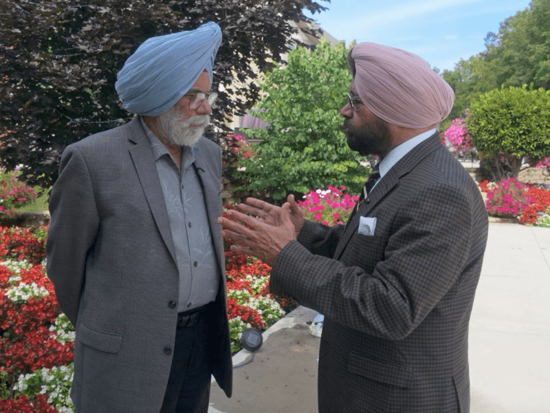 ਉੱਘੇ ਕਾਰੋਬਾਰੀ ਦਰਸ਼ਨ ਸਿੰਘ ਧਾਲੀਵਾਲ ਨਾਲ ਗੱਲਬਾਤ ਦੌਰਾਨ ਨਿਊ ਇੰਡੀਆ ਅਬਰੌਡ (ਪੰਜਾਬੀ) ਦੇ ਚੀਫ ਐਡੀਟਰ ਡਾ. ਸੁਖਪਾਲ ਸਿੰਘ ਧਨੋਆ