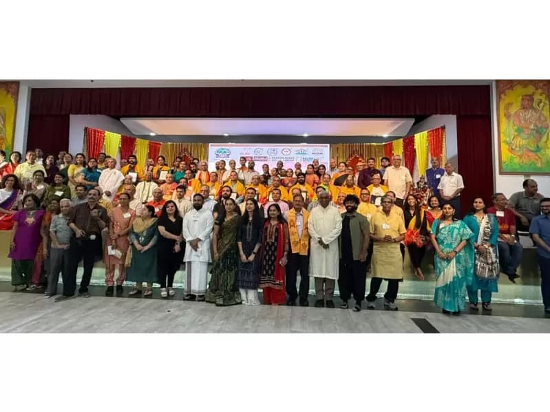 सभी उपस्थित लोगों की समूह तस्वीर।