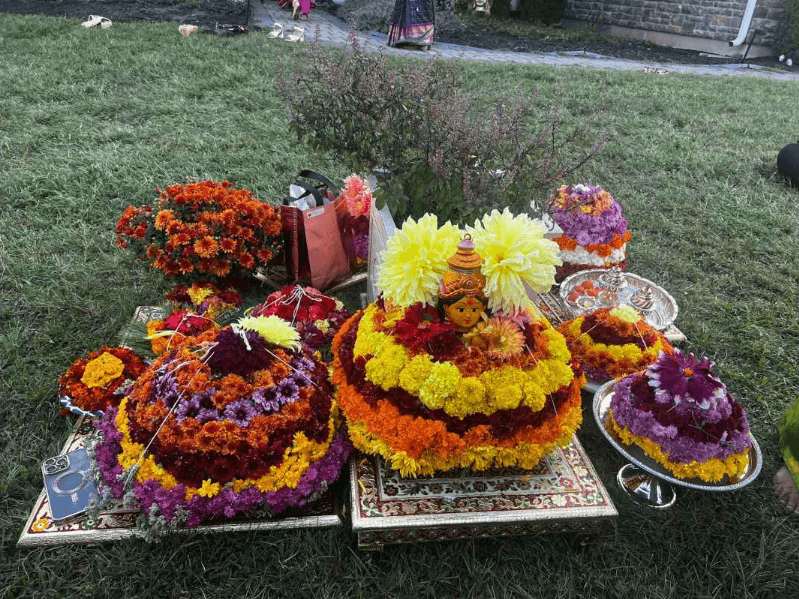 न्यू जर्सी में भारतीय अमेरिकियों ने फूलों के साथ मनाया बथुकम्मा।