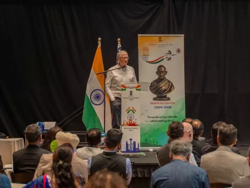 गेट्स फाउंडेशन के अध्यक्ष और बोर्ड सदस्य बिल गेट्स गांधी जयंती समारोह को संबोधित करते हुए।