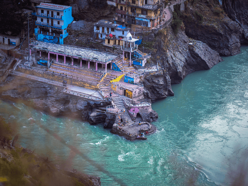 पिछले कुछ वर्षों से उत्तराखंड की भूमि विदेशी पर्यटकों को काफी लुभा रही है।