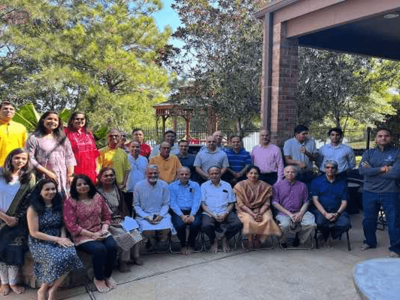 राजेश और भाग्यश्री पटवारी के कैटी स्थित घर पर डॉ. सागदेव (नीचे बैठे दाएं से चौथे) का आत्मीय सादर-सत्कार किया गया। 