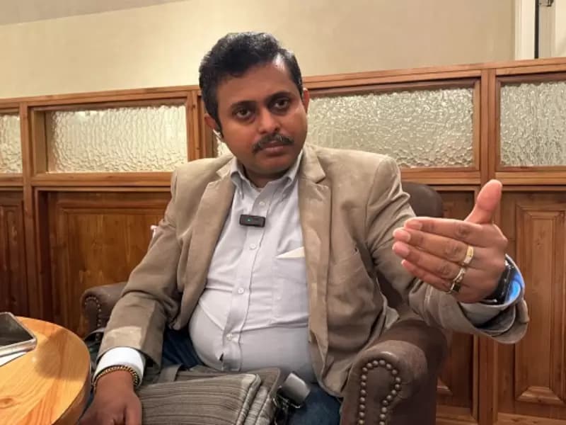 बातचीत के दौरान मिथुन बनर्जी।