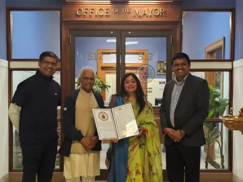 समुदाय के नेताओं ने मेयर की घोषणा पत्र के साथ फोटो साझा की