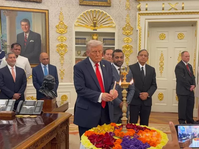 राष्ट्रपति ट्रम्प ने व्हाइट हाउस में दिवाली समारोह के दौरान पारंपरिक दीया जलाया।