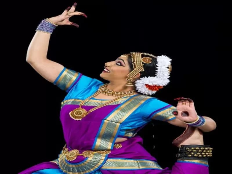 प्रस्तुति के दौरान जैनिता।
