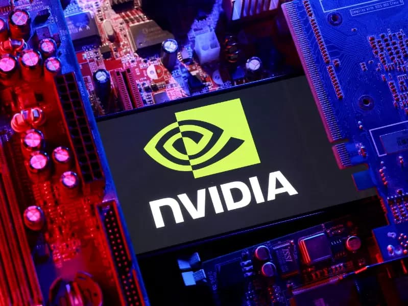  25 अगस्त 2025 को लिए गए इस चित्र में Nvidia लोगो और कंप्यूटर मदरबोर्ड दिखाई दे रहे हैं।