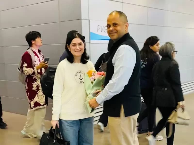 शंघाई पहुंचने वाले भारतीय यात्रियों का CGI प्रतीक माथुर द्वारा स्वागत किया गया। 