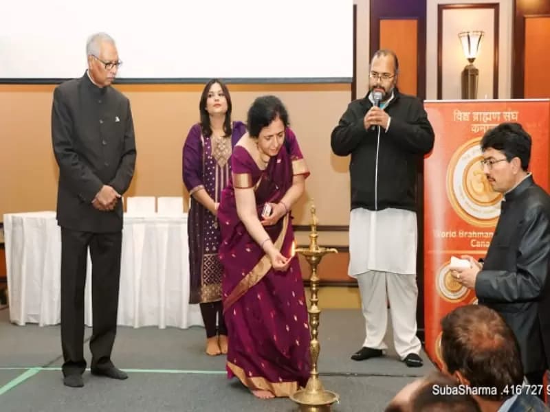 समारोह का आरंभ पारंपरिक रूप से दीप प्रज्ज्वलन के साथ हुआ। 