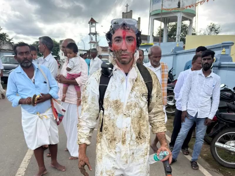 टायलर ओलिवेरा कर्नाटक के गोरेहब्बा उत्सव में भाग लेते हुए