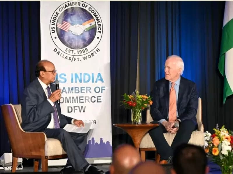 चैंबर के संस्थापक पद्मश्री अशोक मागो अमेरिकी सीनेटर जॉन कॉर्निन से बातचीत करते हुए।