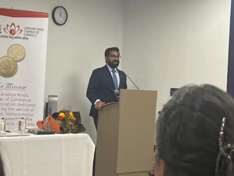 टोरंटो में भारत के कार्यवाहक महावाणिज्य दूत कपिध्वज प्रताप सिंह कनाडा हिंदू चैंबर ऑफ कॉमर्स को संबोधित करते हुए।
