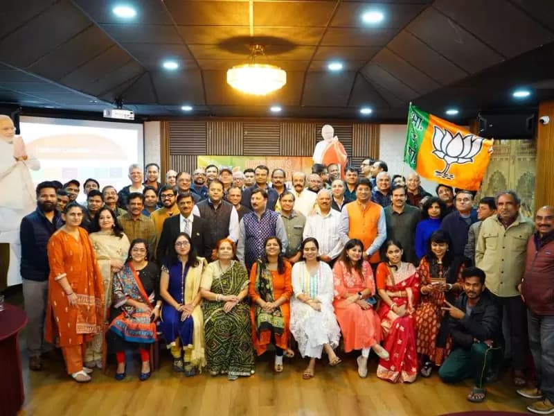 सामुदायिक नेताओं, एनडीए सहयोगियों और हिंदू स्वयंसेवक संघ के सदस्यों ने समारोह में भाग लिया।
