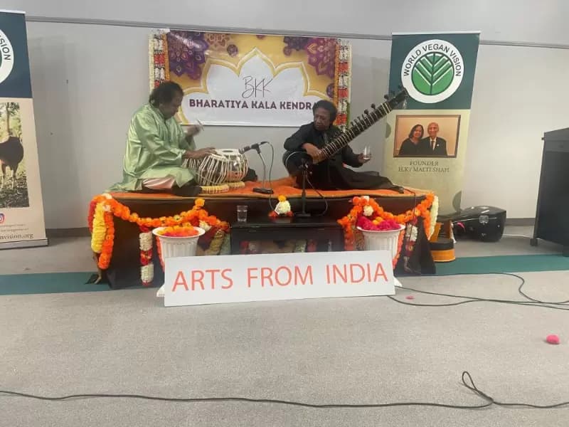 सितार वादक शाहिद परवेज खान और तबला वादक कादर खान।