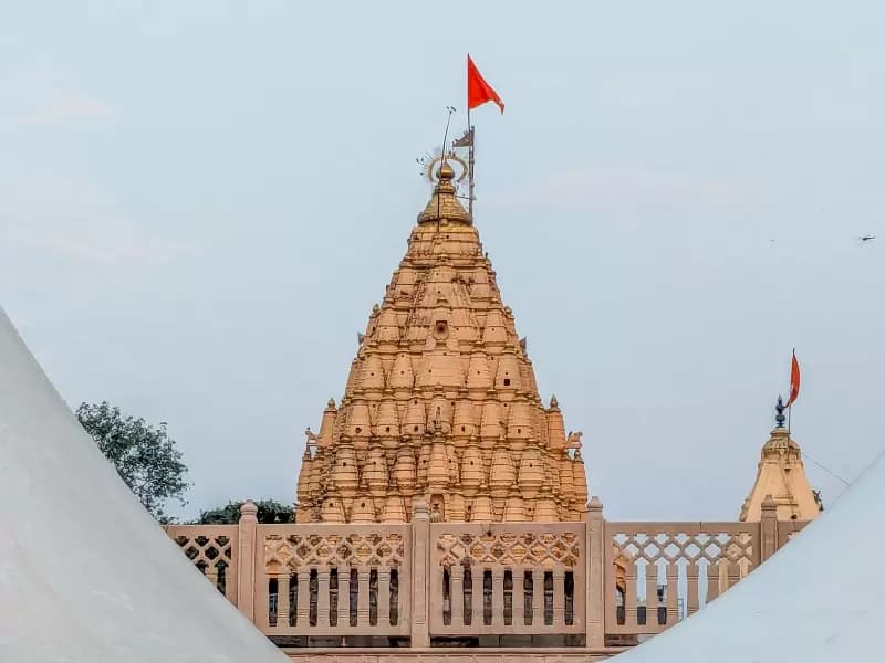 मंदिर का ध्वज (प्रतीकात्मक तस्वीर)