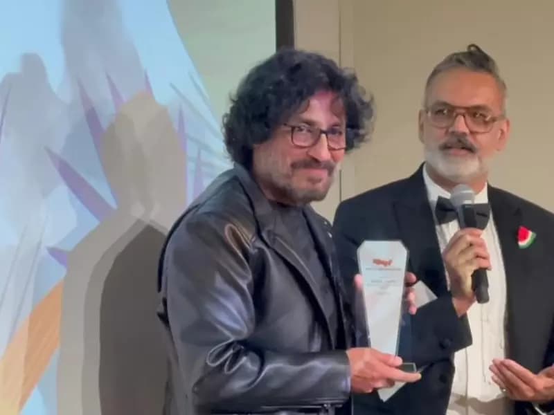 Vinod Kapri with the award