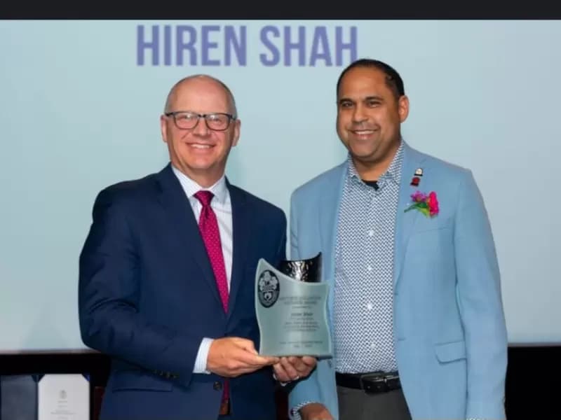 हीरेन शाह को सम्मानित को सम्मानित करते विनिपेग के मेयर...