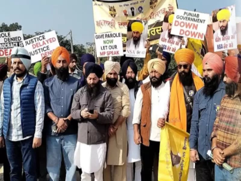 ਪਰਦਰਸ਼ਨਕਾਰੀਆਂ ਨੇ ਸਰਕਾਰ ਤੋਂ ਮੰਗ ਕੀਤੀ ਕਿ ਭਾਈ ਅੰਮ੍ਰਿਤਪਾਲ ਸਿੰਘ ਨੂੰ ਪੈਰੋਲ ‘ਤੇ ਰਿਹਾ ਕਰਕੇ ਸੰਸਦ ਵਿੱਚ ਭੇਜਿਆ ਜਾਵੇ